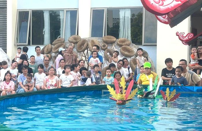 Biểu diễn múa rối nước tại không gian văn hóa Việt Hưng (phường Việt Hưng). Ảnh: DUY BẢO