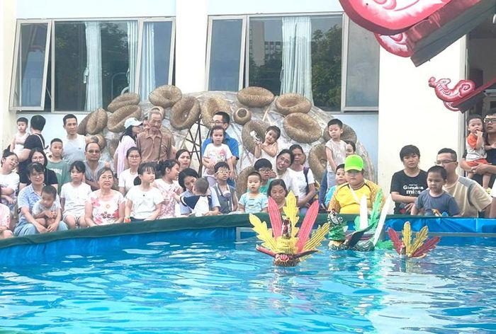 Biểu diễn múa rối nước tại không gian văn hóa Việt Hưng (phường Việt Hưng). Ảnh: Duy Bảo