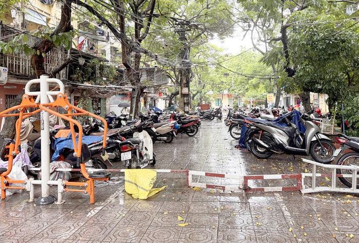 Sân chơi tại khu tập thể Thành Công bị chiếm dụng thành nơi để xe. Ảnh: Nhi Vân