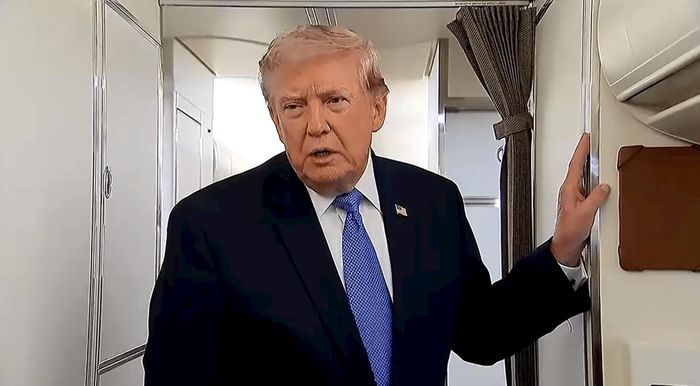 Tổng thống Mỹ Donald Trump phát biểu trên chuyên cơ Air Force One ngày 2-8. Ảnh: Reuters