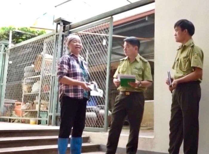 Cán bộ kiểm lâm Hà Nội tuyên truyền, vận động người dân cam kết thực hiện quy định trong lĩnh vực động vật hoang dã. Ảnh: CTV