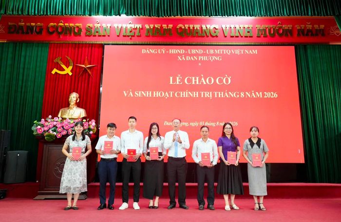 Bí thư Đảng ủy, Chủ tịch HĐND xã Đan Phượng Nguyễn Gia Hiển trao khen thưởng các cá nhân có thành tích xuất sắc trong tháng 7-2026. Ảnh: Ngân Nguyễn