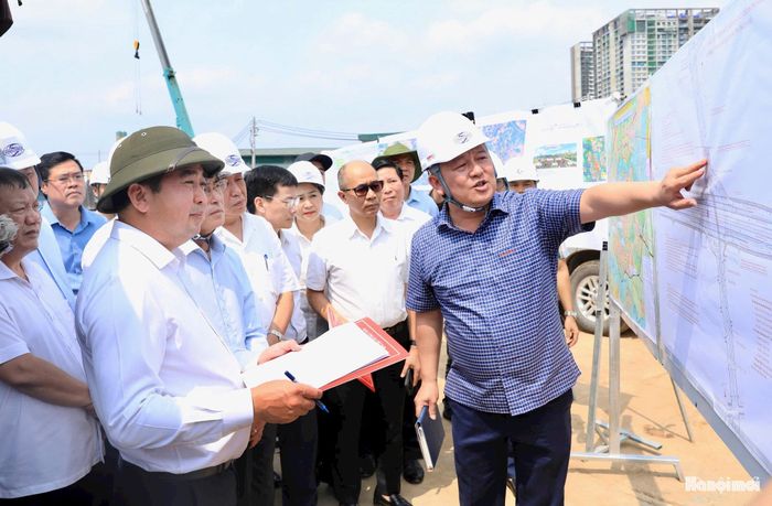 Ủy viên Bộ Chính trị, Bí Thư Thành ủy, Trưởng đoàn đại biểu Quốc hội thành phố Hà Nội Trần Đức Thắng trong một buổi kiểm tra thực địa công trình thi công Vành đai 3,5. Ảnh: Quang Thái