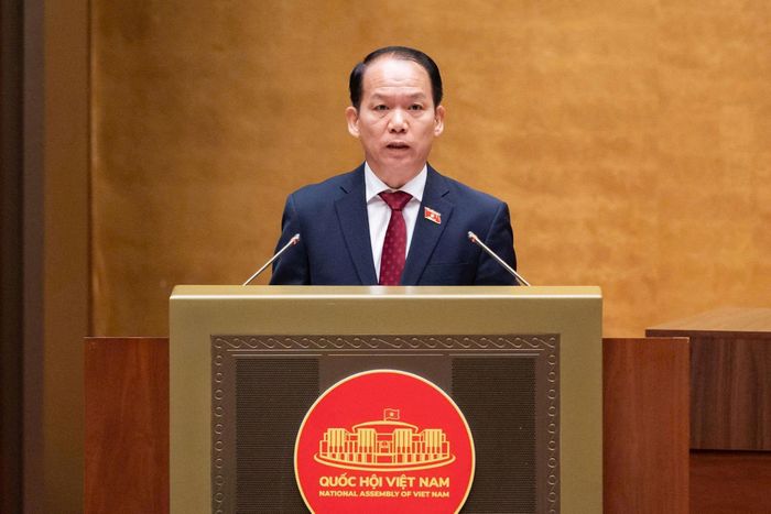Bộ trưởng Bộ Tư pháp Hoàng Thanh Tùng thừa ủy quyền của Thủ tướng Chính phủ trình bày Tờ trình về dự án Luật Phổ biến, giáo dục pháp luật (sửa đổi). Ảnh: Quochoi.vn