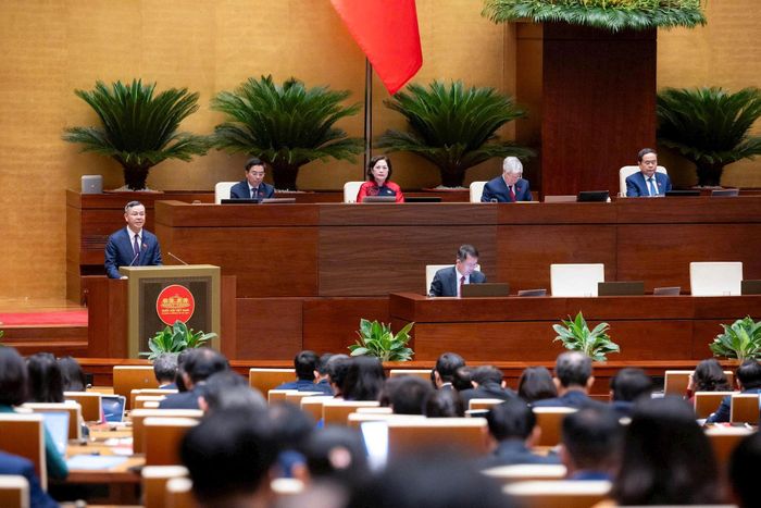 Bộ trưởng Bộ Tài chính Ngô Văn Tuấn trình bày tờ trình. Ảnh: media.quochoi.vn