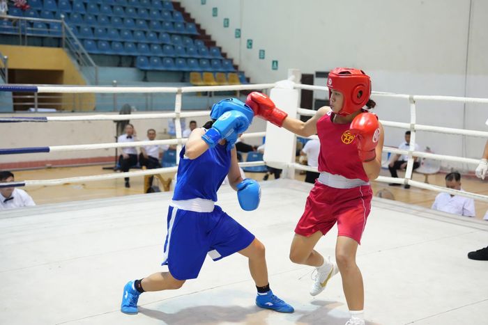 Võ sĩ Nguyễn Mai Minh Châu thi đấu tại giải vô địch boxing trẻ toàn quốc năm 2026. Ảnh: VBF