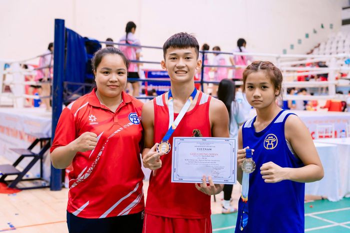 Anh em võ sĩ Nguyễn Quốc Triệu - Nguyễn Mai Minh Châu tại giải vô địch boxing trẻ toàn quốc năm 2026. Ảnh: VBF.