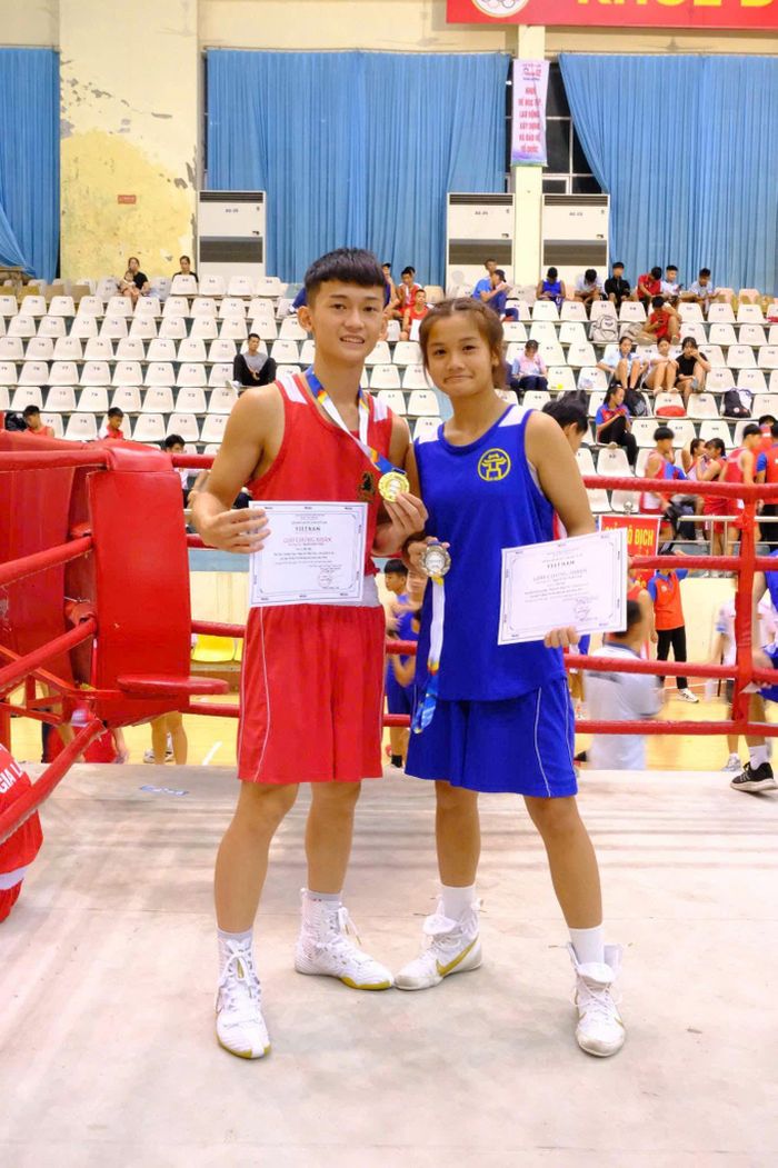 Cặp anh em Quốc Triệu - Minh Châu luôn được gia đình đồng hành để tiếp tục nuôi dưỡng giấc mơ với boxing. Ảnh: Boxing Hà Nội.