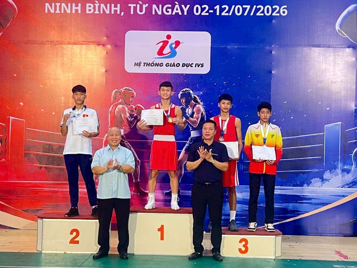 Võ sĩ Nguyễn Quốc Triệu nhận ngôi vô địch tại giải vô địch boxing trẻ toàn quốc năm 2026. Ảnh: VBF