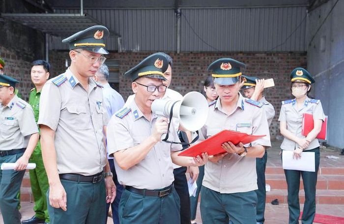 Phòng Thi hành án dân sự khu vực 10 - Hà Nội phối hợp với chính quyền địa phương và các cơ quan chức năng tổ chức cưỡng chế thi hành án đối với hộ dân trú tại thôn Ngô Sài không tự nguyện thực hiện nghĩa vụ thi hành án. Ảnh: PV