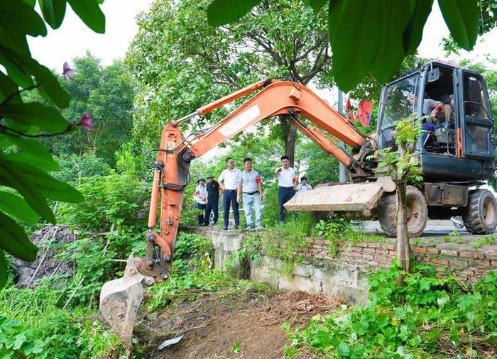 UBND xã Quốc Oai tổ chức cưỡng chế đối với dân trú tại thôn Ngô Sài do không chấp hành Quyết định thu hồi đất để thực hiện Dự án xây dựng hạ tầng kỹ thuật khu đất đấu giá quyền sử dụng đất ĐG 05.2. Ảnh: PV