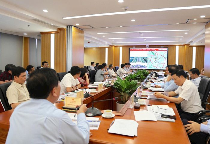 Một cuộc họp của Bộ Xây dựng với các địa phương và đơn vị liên quan bàn về dự án Vành đai 5 - Vùng Thủ đô. Ảnh: Tạ Hải