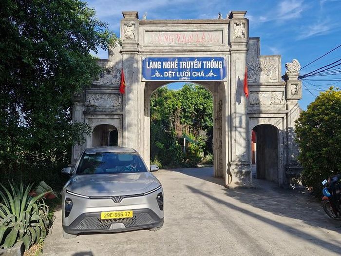 Những cổng làng ở xã Phú Xuyên luôn tạo cảm giác gần gũi, bình yên với mọi người. Ảnh: PV