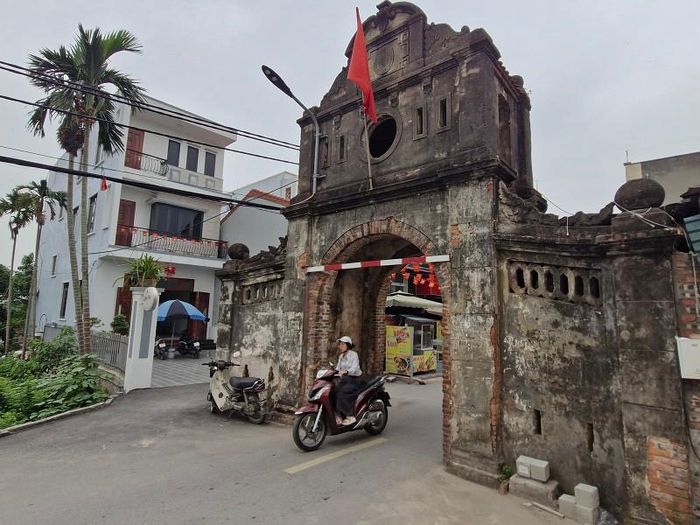 Cổng làng ở thôn Thao Chính trở thành biểu tượng văn hóa, niềm tự hào của mỗi người dân. Ảnh: PV
