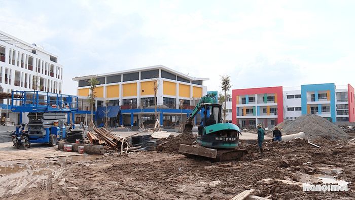 Trường THCS mới trên địa bàn phường Long BIên dự kiến đưa vào sử dụng trước ngày 30-8. Ảnh: Lại Tấn