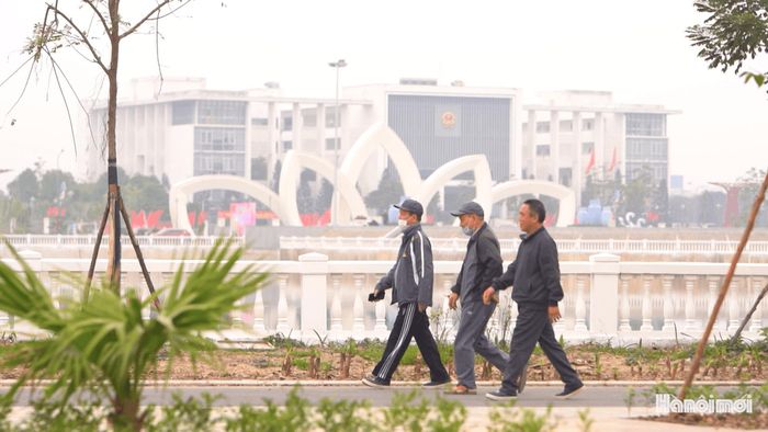Hệ thống giao thông được đầu tư đồng bộ, các khu đô thị mới hình thành đã thu hút đông người dân đến sinh sống và làm việc tại Gia Lâm. Ảnh: PV