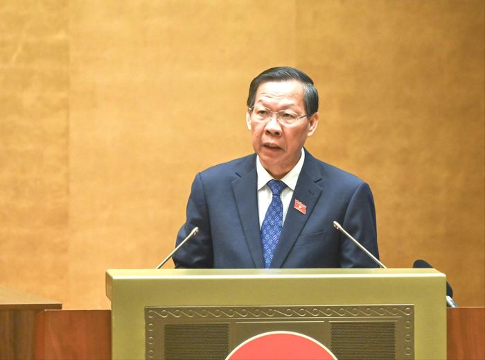 Chủ nhiệm Ủy ban Kinh tế và Tài chính Phan Văn Mãi trình bày báo cáo thẩm tra. Ảnh: quochoi.vn