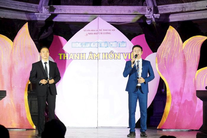 Các tiết mục tân cổ biểu diễn trong chương trình. Ảnh: SVHTT