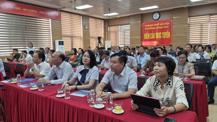 Đại biểu dự khai trương hệ thống hội nghị trực tuyến kết nối đến 5 điểm nhà sinh hoạt cộng đồng tại phường Vĩnh Tuy. Ảnh: Linh Chi