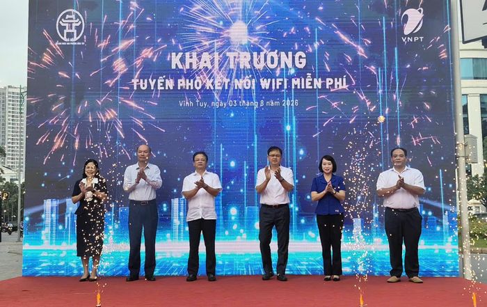 Bí thư Đảng ủy, Chủ tịch HĐND phường Vĩnh Tuy Nguyễn Quang Trung và đại diện lãnh đạo phường, đơn vị viễn thông thực hiện nghi thức khai trương Tuyến phố kết nối wifi miễn phí. Ảnh: Linh Chi