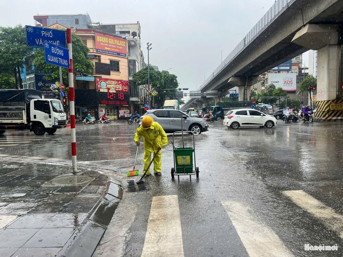 Xí nghiệp Thoát nước số 8 tổ chức lực lượng ứng trực dọc tuyến đường Quang Trung (đoạn qua địa bàn phường Hà Đông). Ảnh: PV