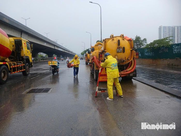 Xí nghiệp Thi công cơ giới huy động xe hút, xe bơm chuyên dụng trên tuyến đường Nguyễn Xiển. Ảnh: PV