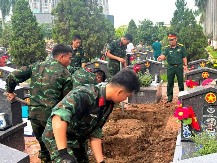 Thực hiện khai quật lấy mẫu hài cốt liệt sĩ tại Nghĩa trang liệt sĩ Nhổn. Ảnh: Mai Hoa