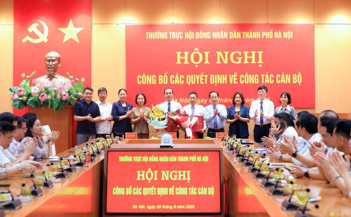 Các đồng chí lãnh đạo chúc mừng các đồng chí được bổ nhiệm. Ảnh: MH