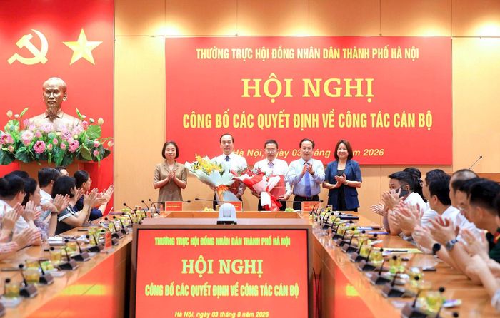 Các đồng chí lãnh đạo thành phố tặng hoa chúc mừng đồng chí Nguyễn Khánh Long và đồng chí Nguyễn Duy Cương. Ảnh: MH