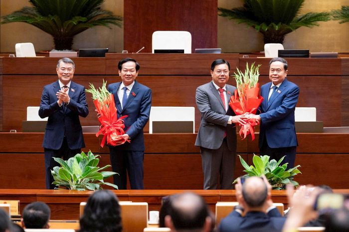 Thủ tướng Chính phủ Lê Minh Hưng và Chủ tịch Quốc hội Trần Thanh Mẫn tặng hoa chúc mừng đồng chí Đỗ Thanh Bình và đồng chí Nguyễn Tiến Hải. Ảnh: media.quochoi.vn