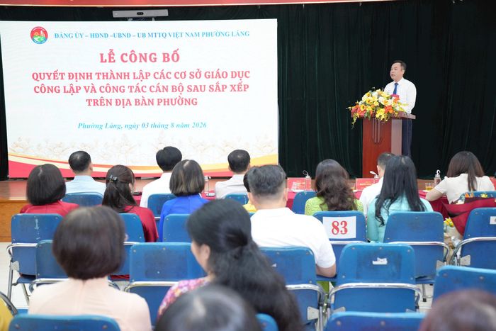 Ông Nguyễn Hồng Dân, Bí thư Đảng ủy, Chủ tịch HĐND phường Láng phát biểu tại hội nghị. Ảnh: Phạm Mạnh