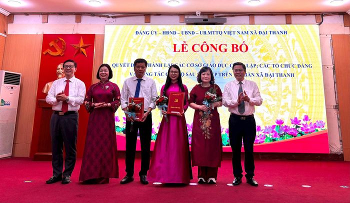 Lãnh đạo xã Đại Thanh trao quyết định điều động, bổ nhiệm cán bộ quản lý giáo dục các trường học sau sắp xếp. Ảnh: Ngọc Minh