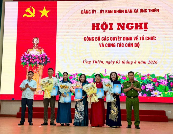 Lãnh đạo xã Ứng Thiên trao các quyết định bổ nhiệm cho các nhà trường. Ảnh: Vân Nga