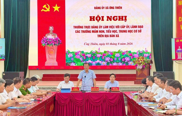 Bí thư Đảng ủy, Chủ tịch HĐND xã Ứng Thiên Nguyễn Chí Viễn phát biểu. Ảnh: Vân Nga