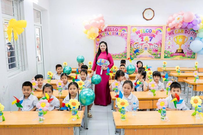 Cô và trò Trường Tiểu học Vĩnh Tuy (phường Vĩnh Hưng) sẵn sàng đón năm học mới. Ảnh: Lê Nguyễn