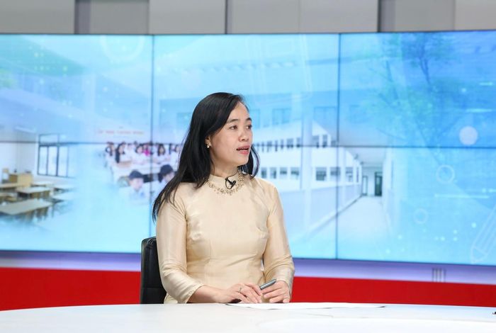 Nhà giáo Vũ Hạnh Nguyên, Hiệu trưởng Trường THCS Chu Văn An, phường Tây Hồ trao đổi tại Chương trình. Ảnh: Thanh Hải
