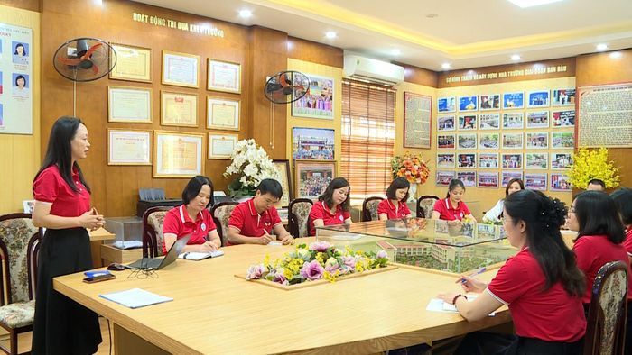 Cán bộ, giáo viên Trường THPT Thượng Cát (phường Thượng Cát) sinh hoạt chuyên môn chuẩn bị cho năm học 2026-2027. Ảnh: Lê Nguyễn
