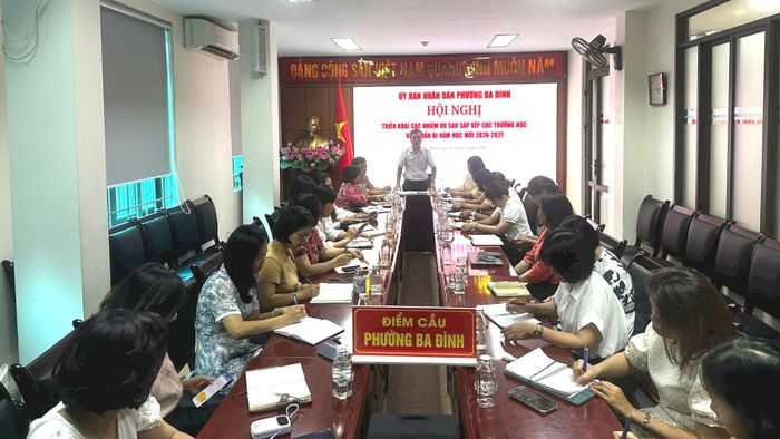 Phó Chủ tịch UBND phường Ba Đình Nguyễn Dân Huy chỉ đạo hội nghị. Ảnh: PV