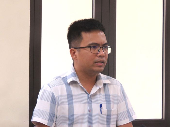 Trưởng thôn Võng La Nguyễn Quang Hiếu thông tin về những khó khăn trong công tác quy chủ đất tại các dự án trên địa bàn thôn. Ảnh: PV