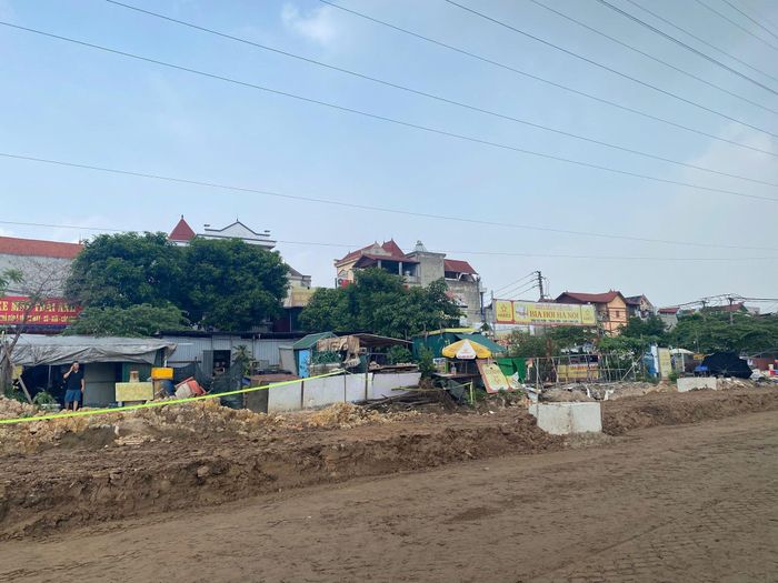 Dự án xây dựng tuyến đường ngoài hàng rào kết nối với Khu công nghiệp Bắc Thăng Long hiện cũng phát sinh vướng mắc về nguồn gốc đất. Ảnh: PV