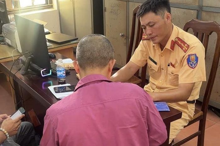 Cảnh sát giao thông làm việc với tài xế xe buýt trong vụ việc. Ảnh: Công an Hà Nội