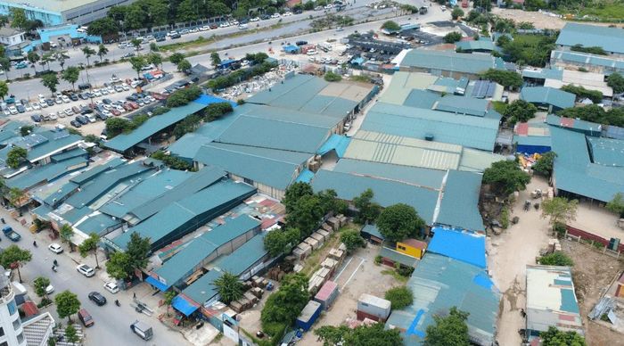 Một dãy nhà xưởng mọc trên đất nông nghiệp. Ảnh: Đức Tuấn
