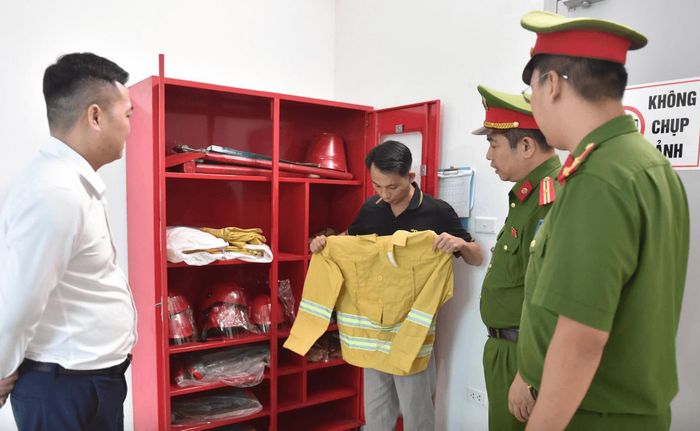 Cảnh sát PCCC kiểm tra các trang thiết bị an toàn cháy nổ tại một cơ sở sản xuất. Ảnh: Đức Tuấn