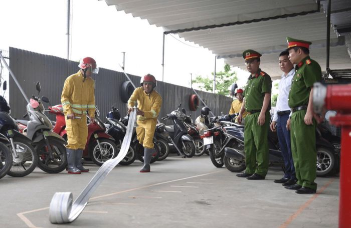 Tuyên truyền PCCC tại nhà xưởng xã Hoài Đức. Ảnh: Đức Tuấn