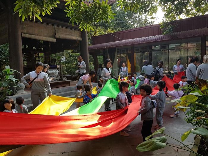 Du khách trải nghiệm quy trình dệt lụa tại làng nghề Vạn Phúc. Ảnh: PV