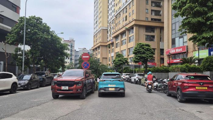 Xe ô tô, xe máy đỗ tràn lan dưới lòng đường ở Khu đô thị Kim Văn - Kim Lũ, phường Định Công. Ảnh: Hậu Lộc
