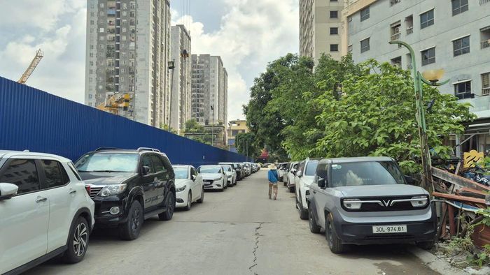 Tuyến đường hẹp nhưng ô tô đỗ kín cả 2 bên tại Khu đô thị Kim Văn - Kim Lũ, phường Định Công. Ảnh: Hậu Lộc