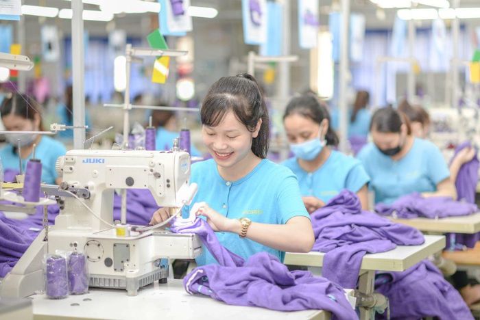Sản xuất hàng dệt may xuất khẩu tại Tập đoàn Dệt may Việt Nam. Ảnh: K.Giang