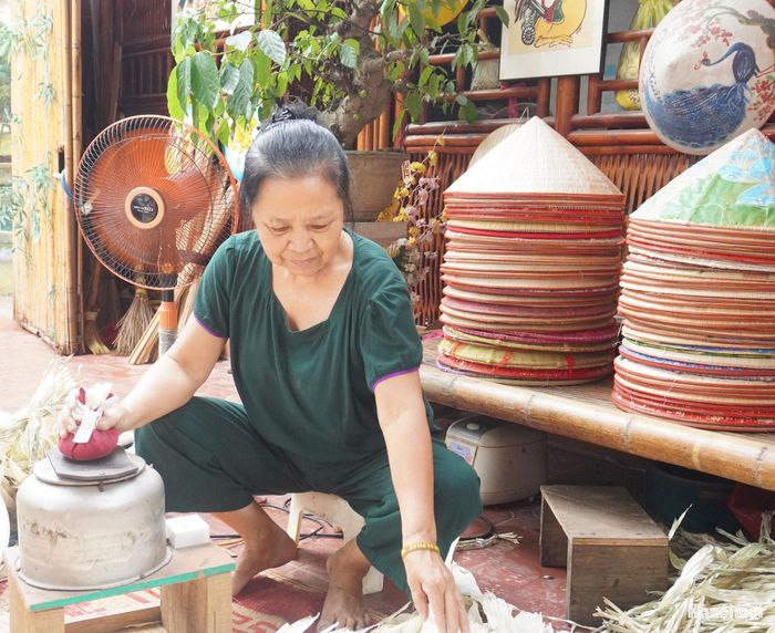 Tại HTX Mây tre nón lá Thu Hương, người cao tuổi cũng có thể tham gia sản xuất trong môi trường sạch sẽ, nhẹ nhàng phù hợp với sức khỏe. Ảnh: Lê Dung.