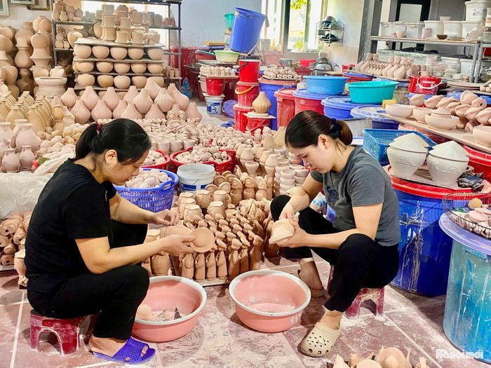 HTX Sản xuất kinh doanh Gốm sứ Tân Thịnh tạo việc làm và thu nhập cho nhiều người lao động. Ảnh: Lê Dung.